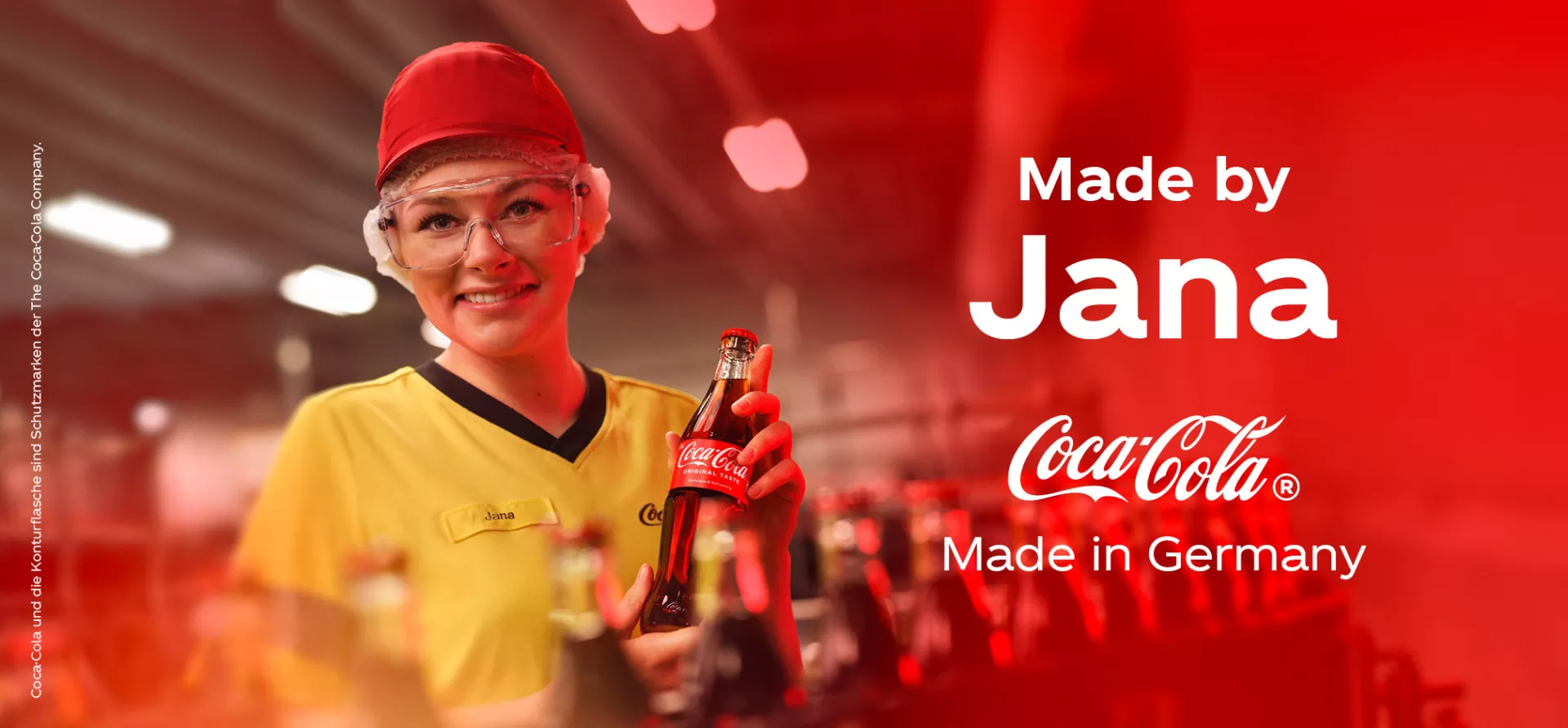 Eine Frau in einer Coca-Cola Produktionsstätte, daneben steht "Made by Jana"